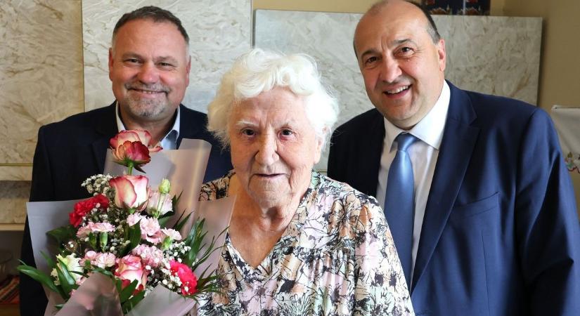 Mindenki ismerte őt a Lengyárban, most a város köszöntötte a 90 éves büszkeségét
