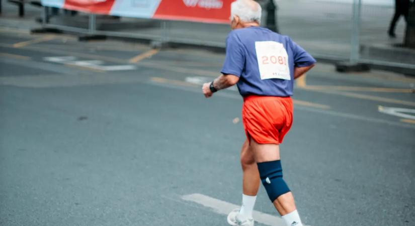 „Ez nem egy könnyű séta” – Alzheimer-kórral futja le a maratont a 75 éves nagypapa