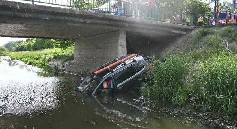 Dermesztő baleset: elaludhatott a sofőr, kerítéseket letarolva zuhant a folyóba Tamásinál