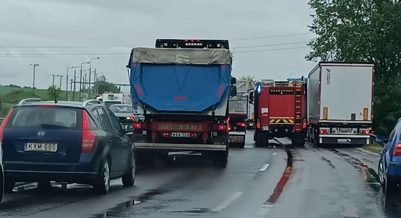 Kamion és személyautó ütközött a 26-os főúton, mentő, tűzoltó a helyszínen!