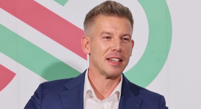 Ez ám a fotó. Együtt, egy járgányban az új miniszterek. Így buszoznak át az Országházba