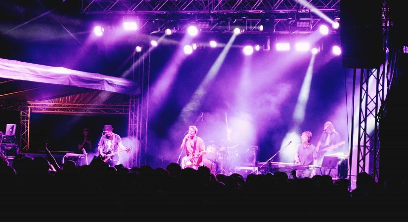 Gyönyörű nőkről és elfogyó sávról énekel új albumán a Kiscsillag