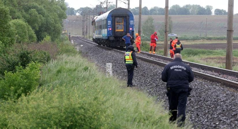 Tragédia: vonat elé lépett egy férfi a dunántúli községben