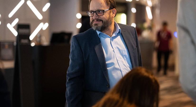 Visszatér a KATA, csökken az szja, megmarad a 13. és 14. havi nyugdíj