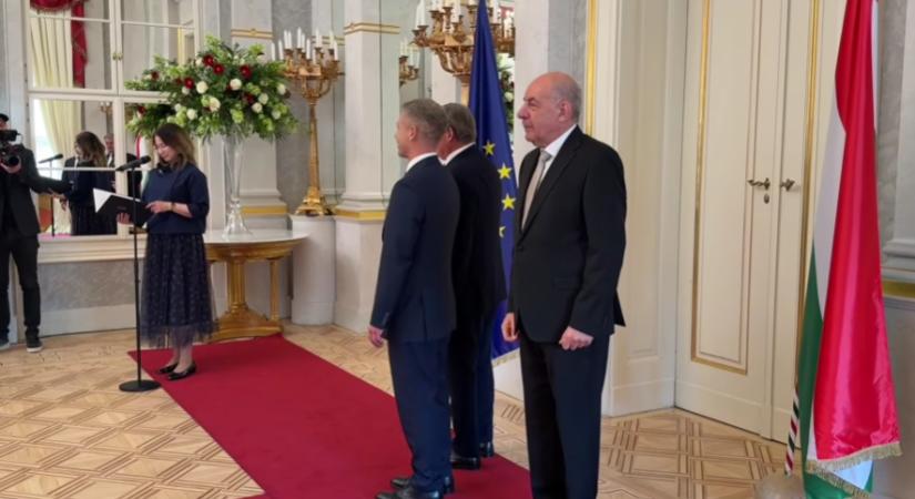 Sulyok magányosan ácsorogva nézte végig újra és újra, hogy az új miniszterek direkt úgy állnak be fotóra, hogy ő ne látszódjon a képen