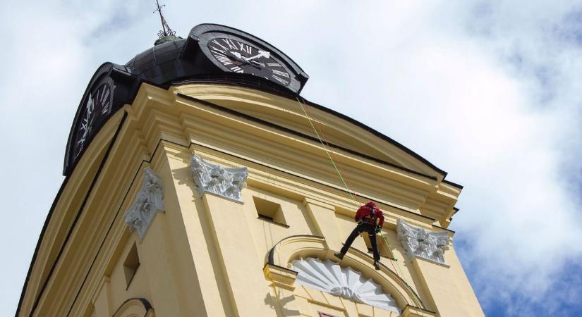 Iron Manek és Lady-k küzdöttek Debrecenben a Nagytemplomnál – fotókkal, videóval
