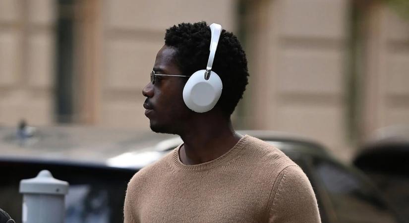 Képeken a Sony ColleXion fejhallgatói