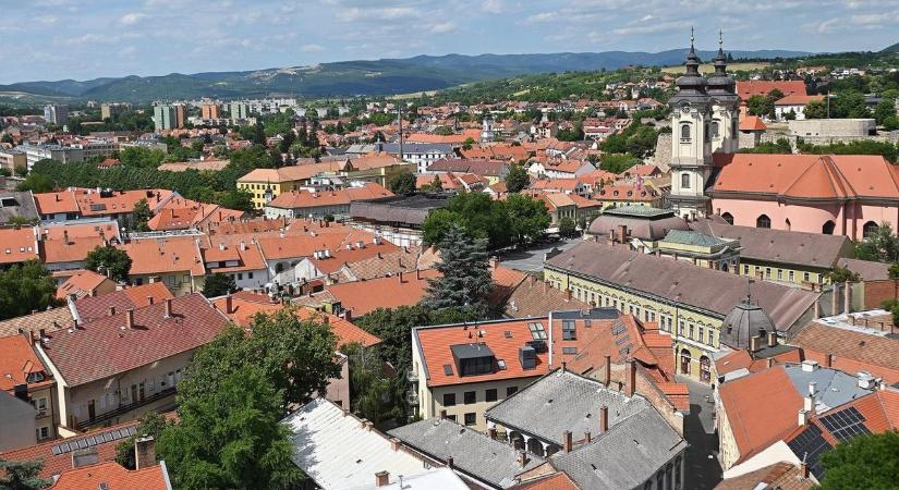Különleges felhők jelentek meg Eger felett, újabb zivatarra figyelmeztetnek