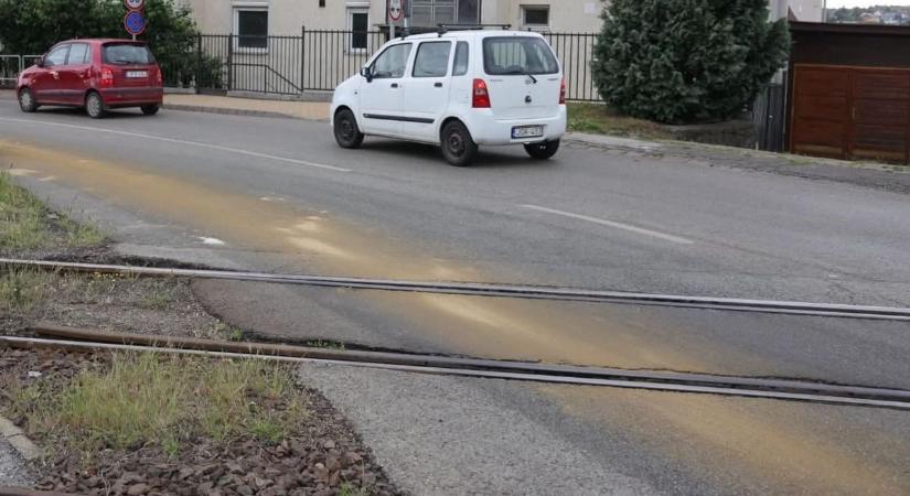 Olaj ömlött az egri utcára, veszélyes lehet arra közlekedni