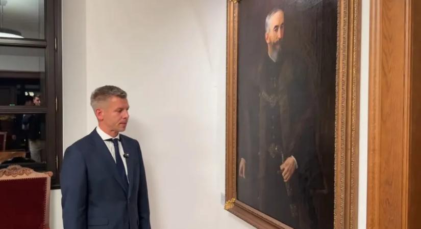 Közel 100 nagyértékű, múzeumból kölcsönzött festmény között dolgozott a Fidesz a Karmelitában
