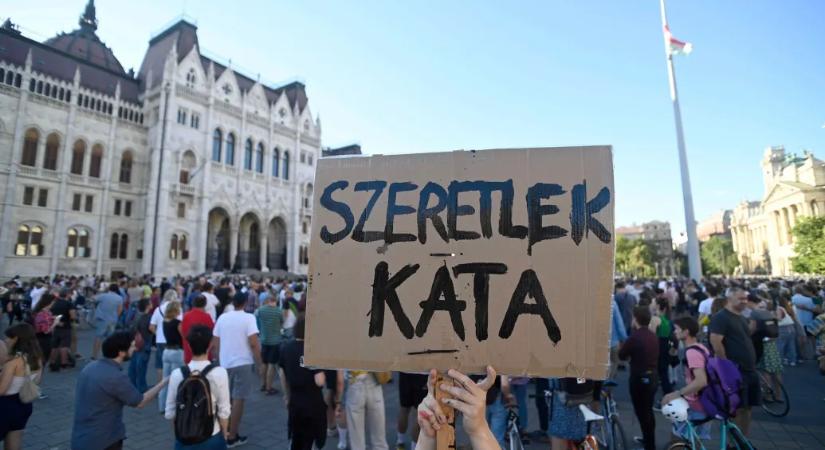 Több százezren várhatják, hogyan szélesíti ki újra a katát a kormány