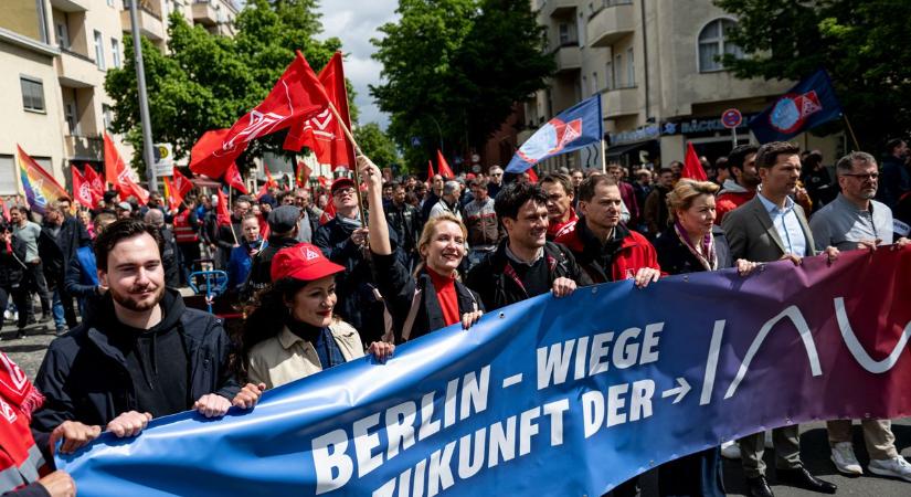 Német autóipar: újabb leépítési hullám indulhat el, dolgozók százai vonultak utcára Berlinben