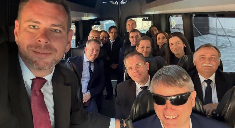 Vitézy Dávid pont olyan buszos szelfit csinált, mint négy éve az Orbán-kormány