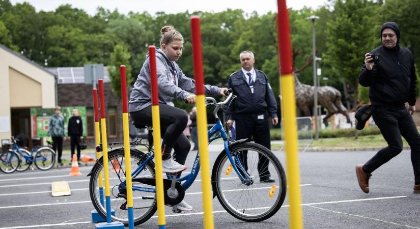 Közlekedésbiztonság két keréken – két verseny, két korcsoport, de egy célért küzdöttek a zalai diákok (galéria, videó)