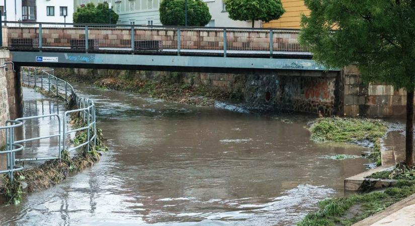 Brutális eső csapott le Egerre: kilépett a patak, most a romokat takarítják