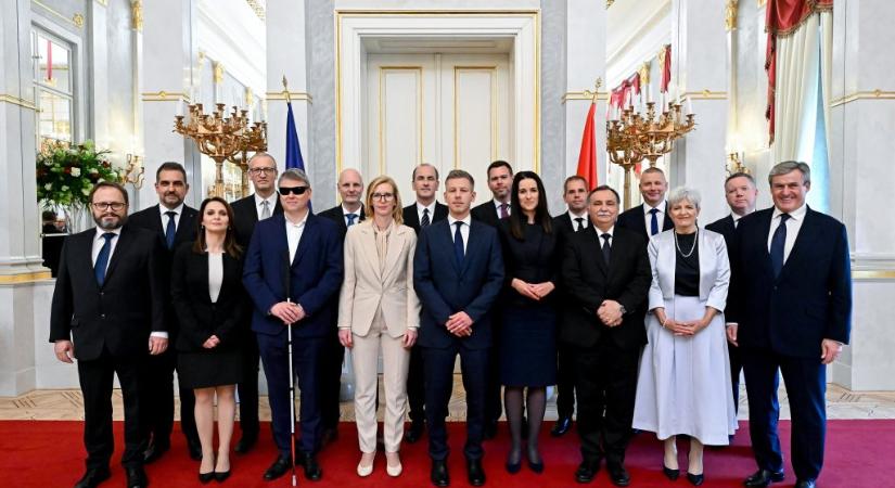 Sulyok Tamás egyhelyben álldogált, és lemaradt a miniszterek megbízólevél-átadási képéről
