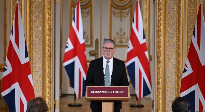 Egyre nagyobb a nyomás a brit miniszterelnökön, már miniszterek is távoznak