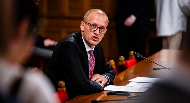 Az állam képviselőjeként tárgyal Vidnyánszkyékkal Tarr Zoltán