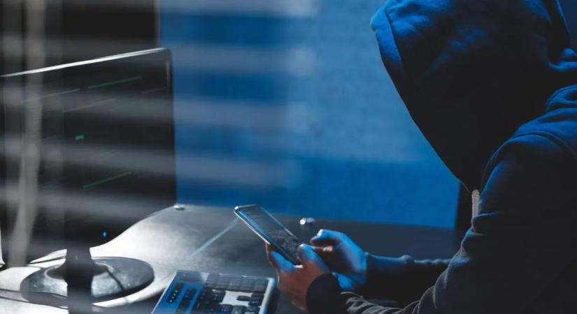 Szexképekkel zsaroló, korábban elítélt hackert emelhet komoly pozícióba a Tisza Párt