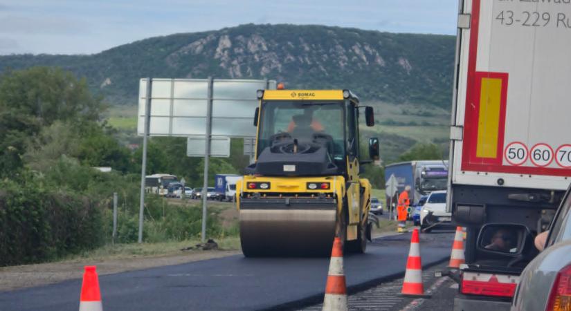 Nagyfelületű kátyúzást végeztek a 117-es úton Dorognál