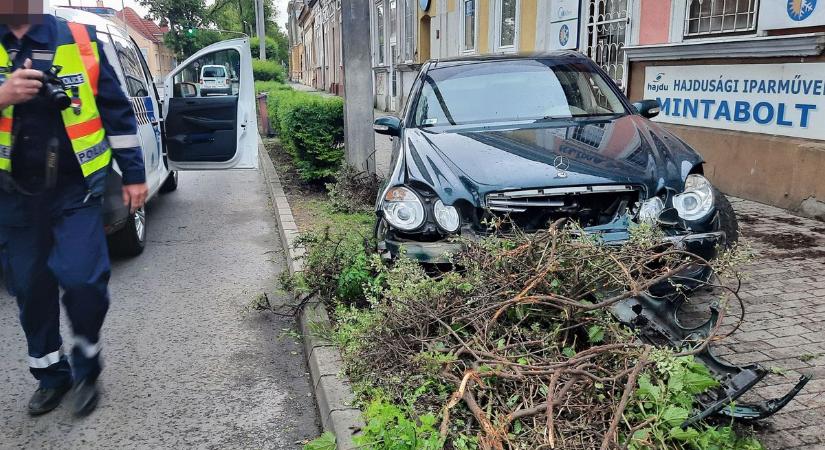 Másodperceken múlt a tragédia: kiskorú ámokfutó csapódott egy épületbe az apja Mercijével Nyíregyházán (fotók)