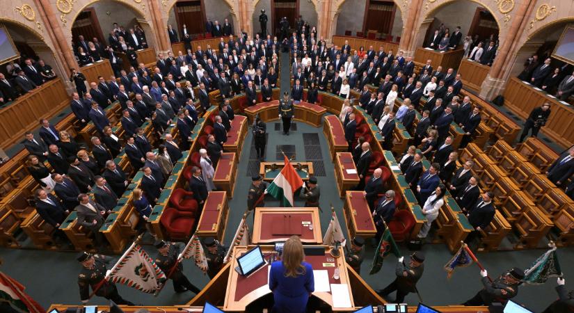 Letették az esküt, hivatalosan is megalakult az új kormány