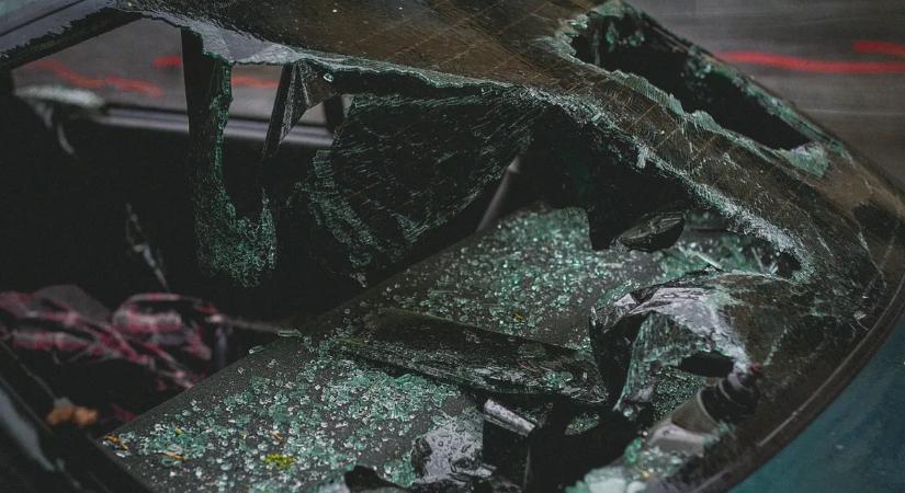 Luxusautóval csapódott egy ház falának a 17 éves sofőr