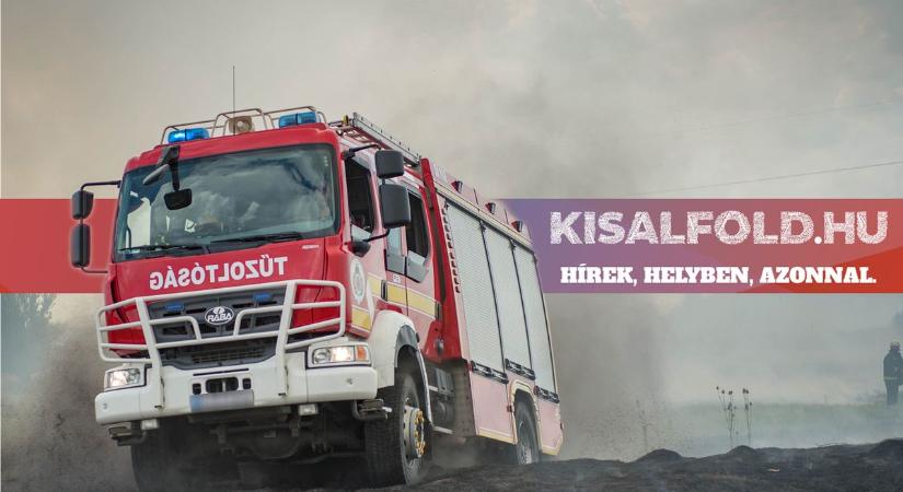 Két autó karambolozott Kapuváron, az egyik villanyoszlopnak sodródott