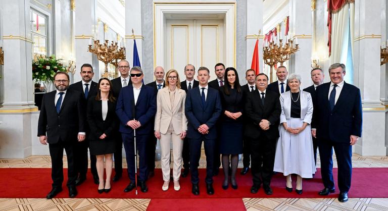 Egy kivétellel senki sem fotózkodott Sulyok Tamással