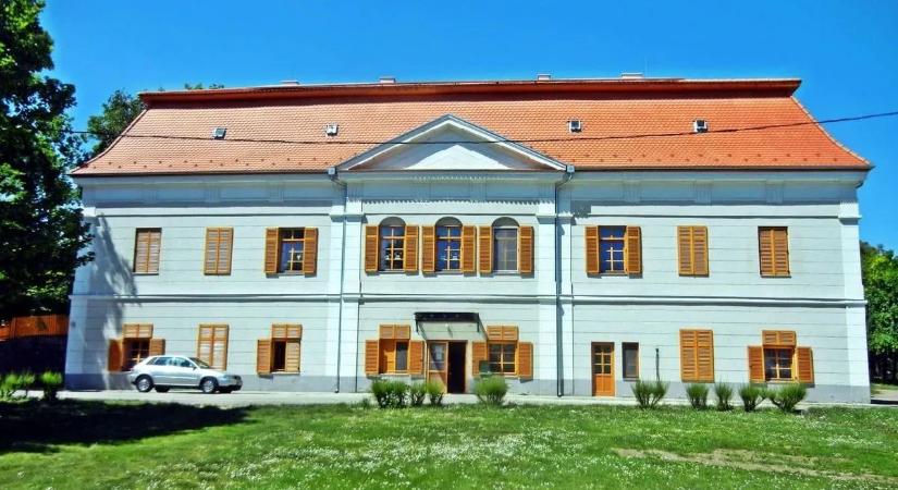 Tömegverekedés tört ki a szülői értekezleten, rendőröknek kellett közbe lépni