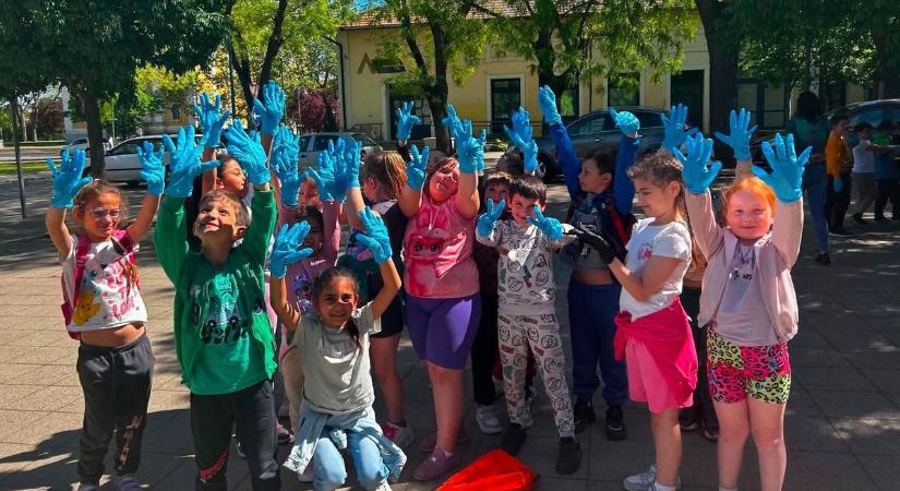 Az iskolásoktól a vállalkozókig mindenki megmozdult: összefogtak az abonyiak a szemét ellen