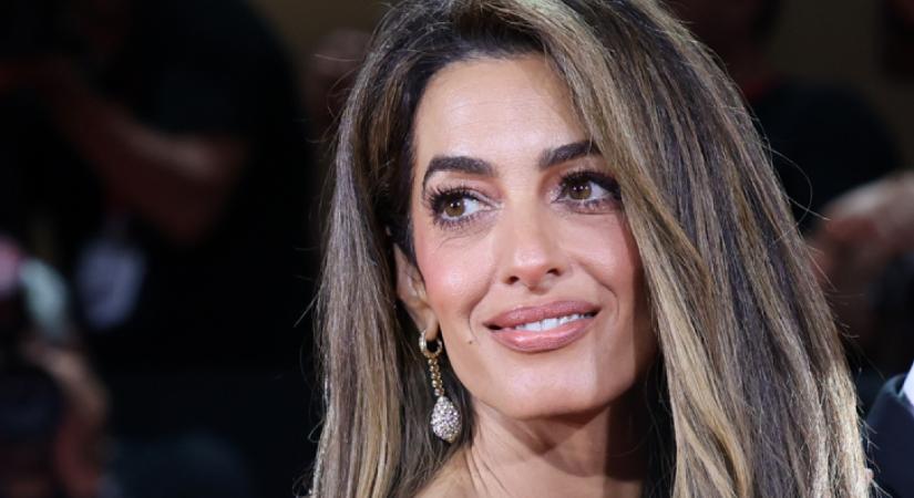 Királynőként tündökölt Amal Clooney: ilyen álomszép estélyi ruhát még sosem láttunk rajta