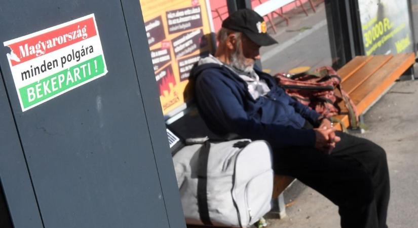 Áldatlan állapotok a játszótéren: nyílt utcán randalíroznak a fedél nélküliek a Béke lakótelepen