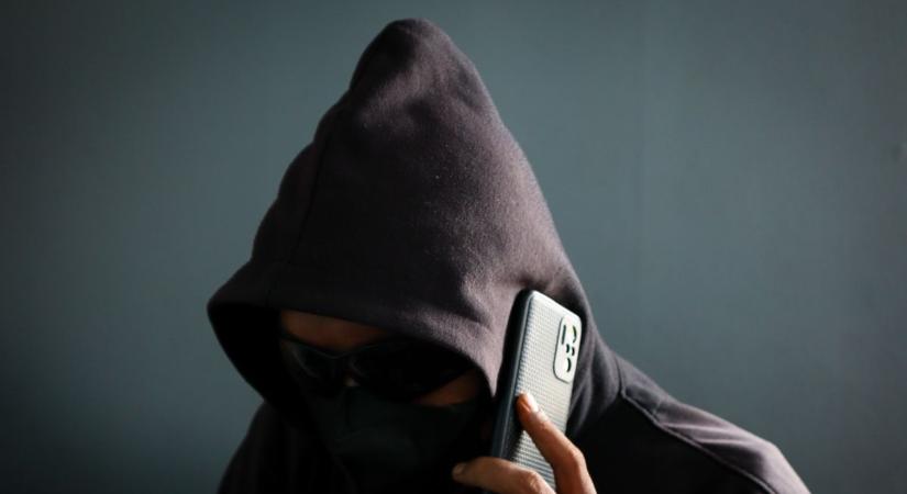 Egy telefonhívás és oda a megtakarítás: így támadnak az unokázós csalók