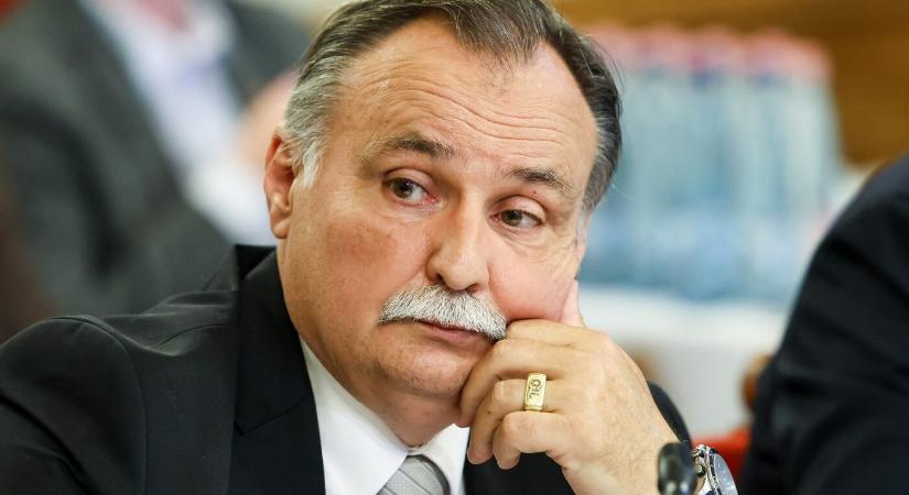 Gajdos László megmutatta a családját: feleségével és lányával érkezett a miniszteri eskütételre