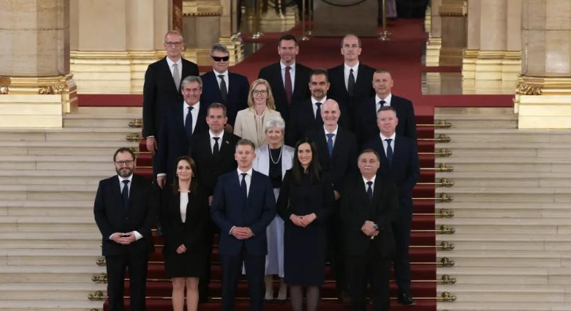 Tizenhat miniszterrel megalakult Magyar Péter kormánya