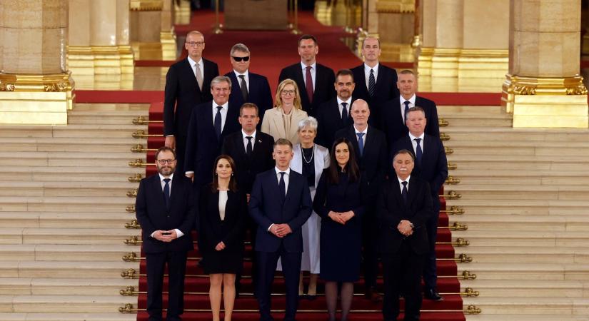 Így alakult meg Magyar Péter kormánya - mi történt a parlamentben, miután a Sándor-palotából átmentek a képviselők? - fotók