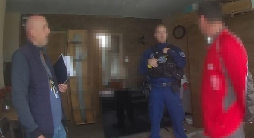 Ablakot tört, majd százezrekkel menekült az ajkai betörő videó