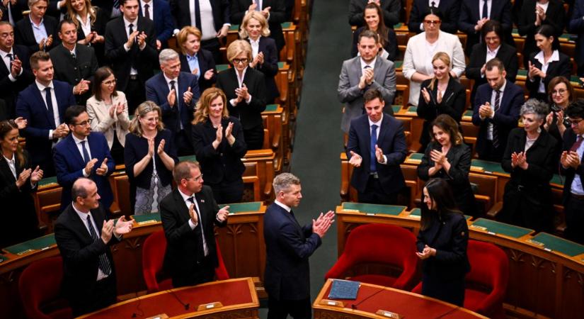 A Tisza-miniszterek esküje a parlamentben a 24.hu képein