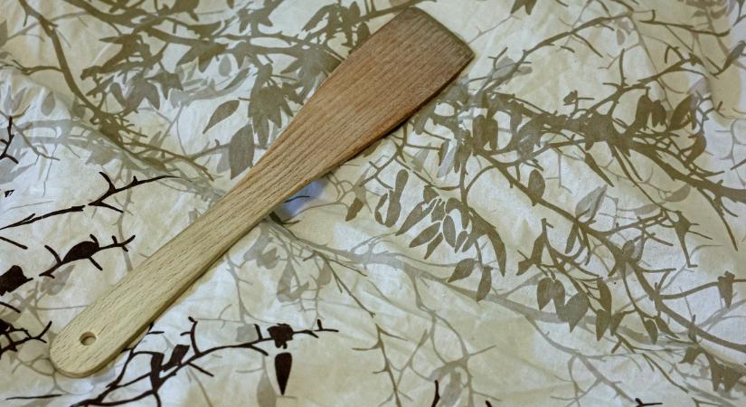Miért tesznek az emberek spatulát a matracuk alá?