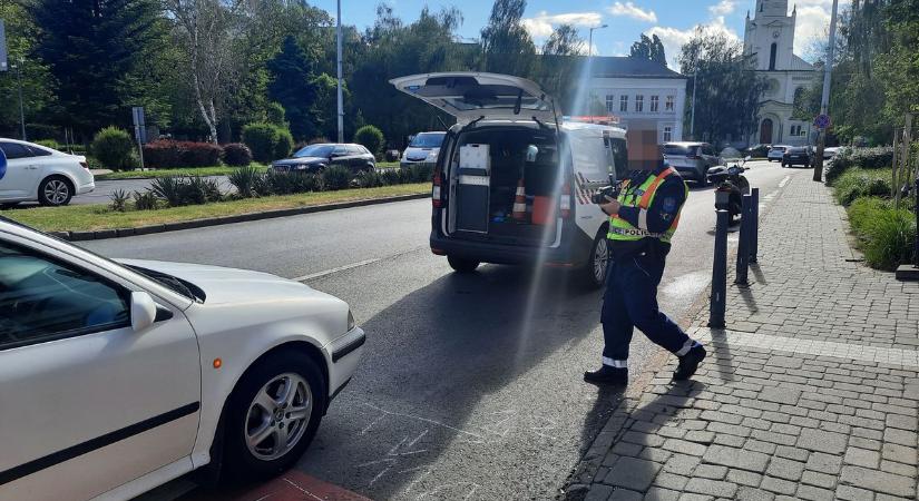 Roller és személyautó ütközött Nyíregyházán – a rollerest a mentők kórházba szállították