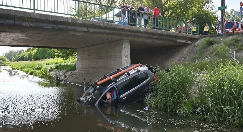 Az utas beszorult, az autó pedig csak egyre süllyedt a folyó vizében