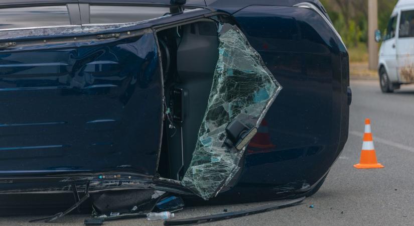 Drámai baleset a 32-es főúton: oldalára borult egy autó Jászberény közelében