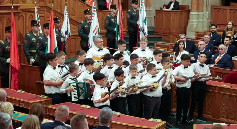 Az igazi rock and roll az, amit a tamburazenekar csinált a Parlamentben