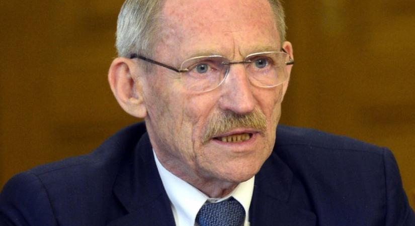 Magyar Péter megmutatta Pintér Sándor luxusminisztériumát