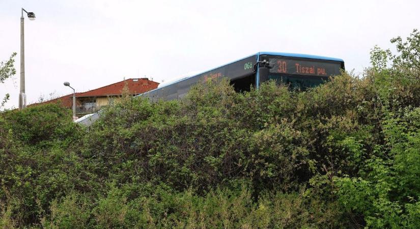 Baleset Borsodban – egy busz sofőr és utasok nélkül szakította át a korlátot, valamint sok sérült is volt