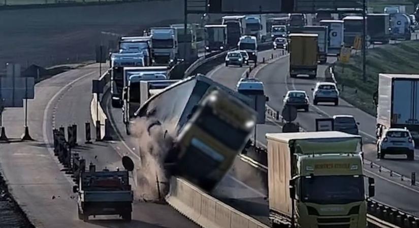 Dráma: Brutális kamionbaleset az autópályán, mentőhelikoptert riasztottak (videó)