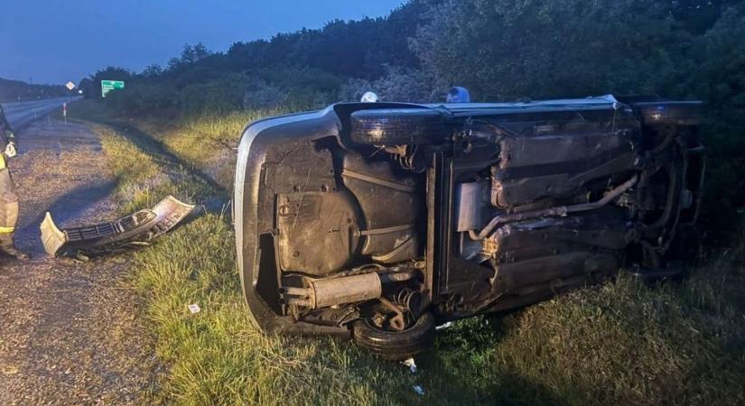 Baleset a 86-os főút vasi szakaszán: oldalára borult egy autó - fotó