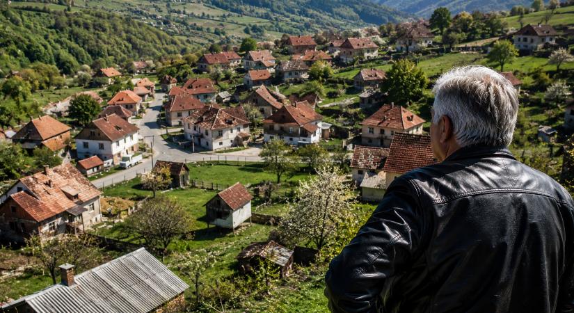 Eladta németországi házát, majd megvette belőle fél szülőfaluját