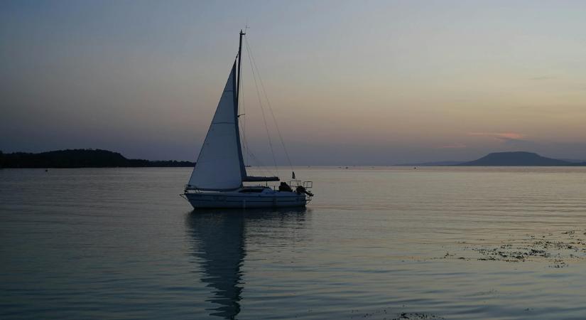 Hatalmas halászhálóba gabalyodott egy vitorlás a Balatonon – így mentették ki